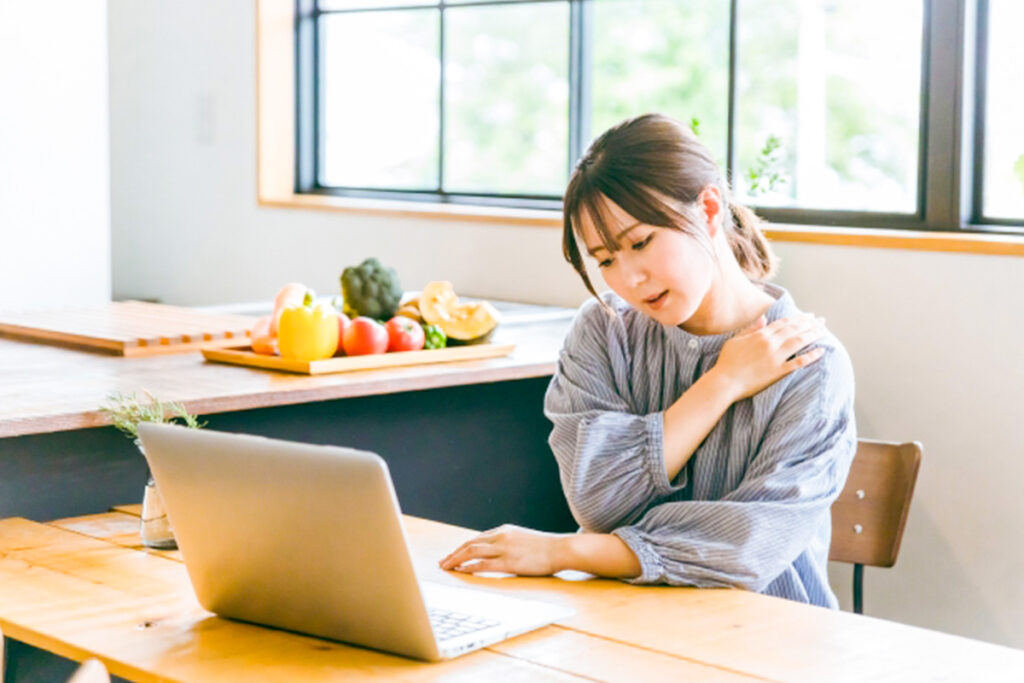 肩こりに悩む女性